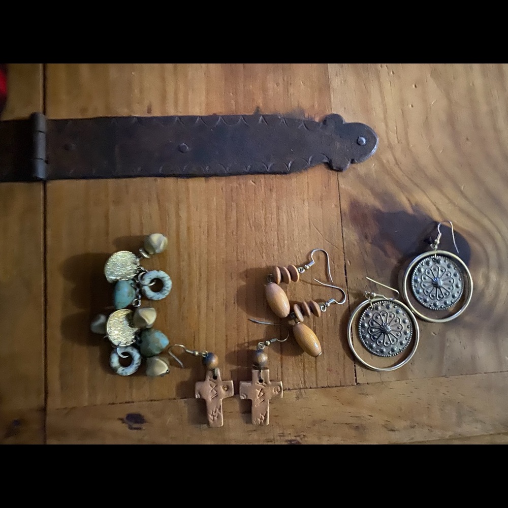 4 pair of women’s earrings